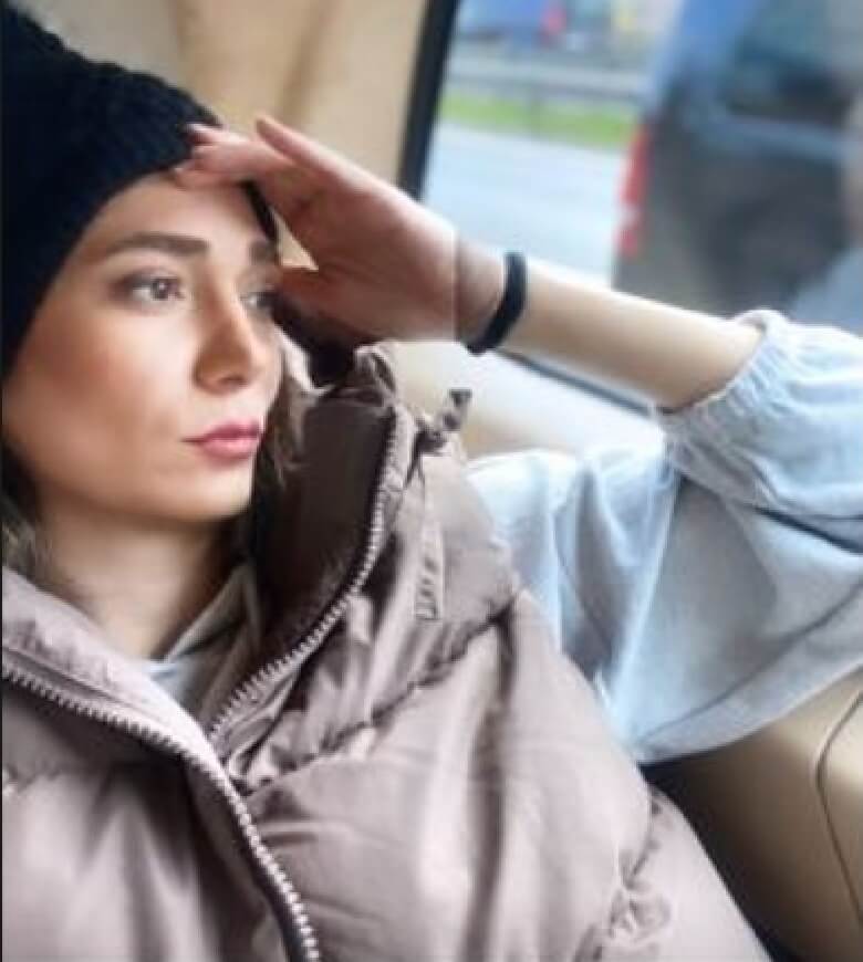 مینا وحید با لباسی نامتعارف لم داد.