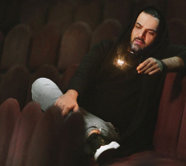 احسان علیخانی در روز تولدش کلافه است.