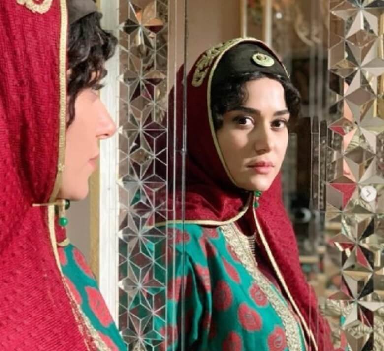 پریناز ایزدیار با تیپ قاجاری دیده شد.