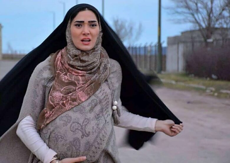 مینا وحید با چادر مشکی دیده شد.