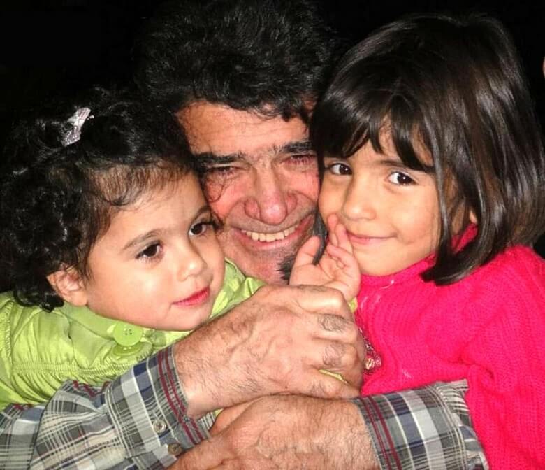 زنده یاد شجریان در میان نوه‌هایش عکس گرفت.