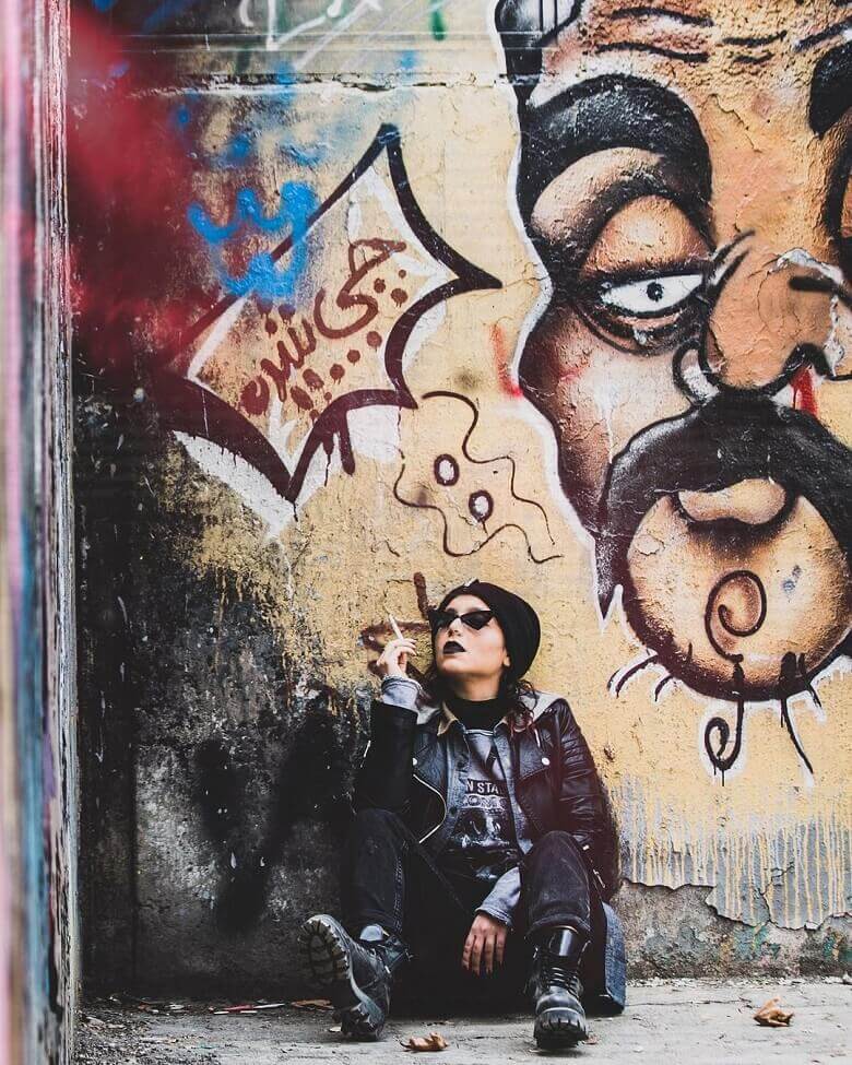 نازنین بیاتی با تیپ خلافی و سیگار عکس گرفت.