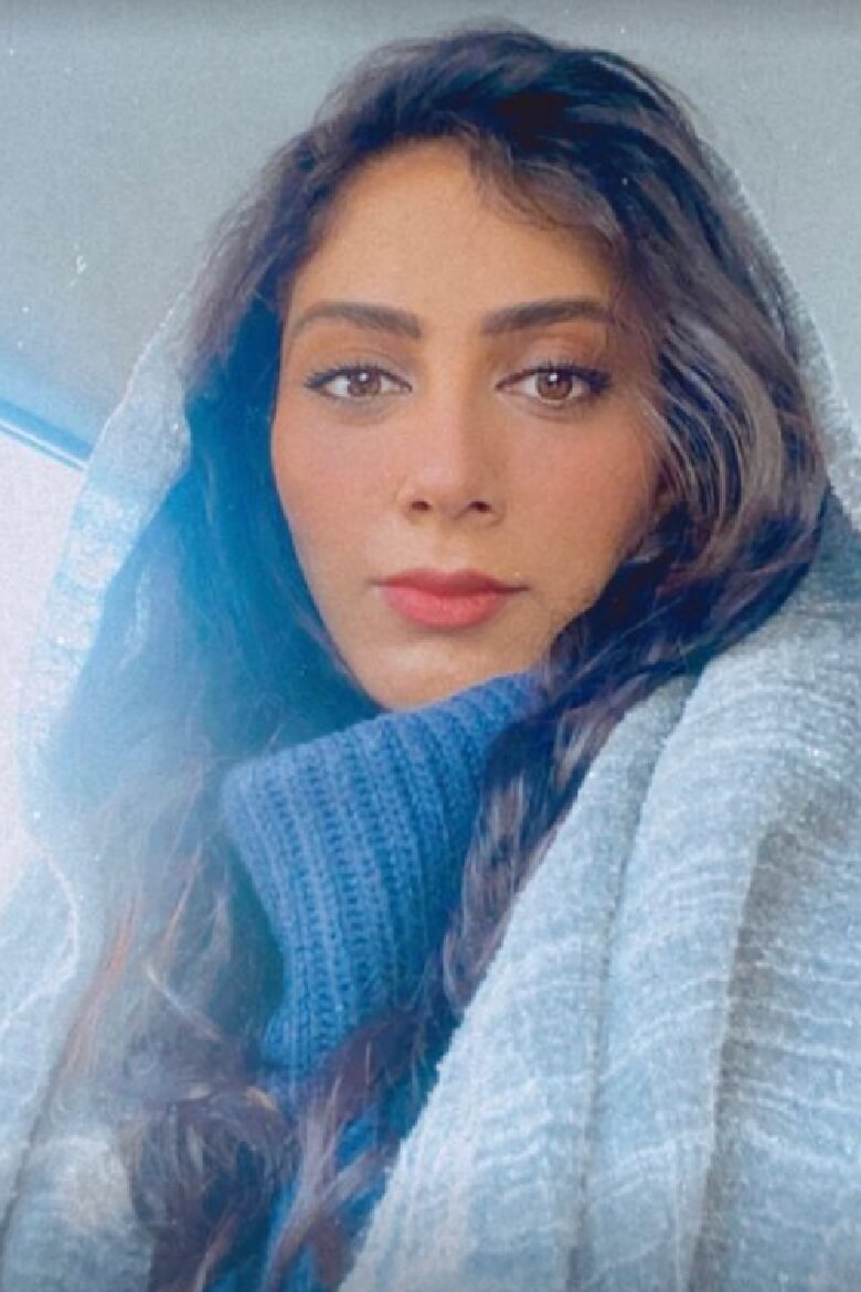 مونا فرجاد در زمستان موهایش را پریشان کرد.