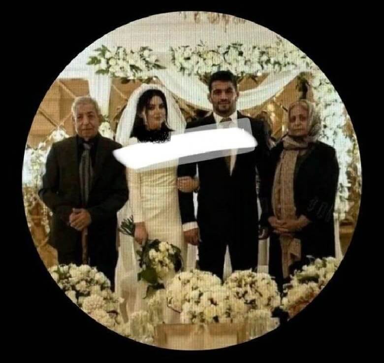 حسن یزدانی و عروس خانم بر سر سفره عقد نشستند.