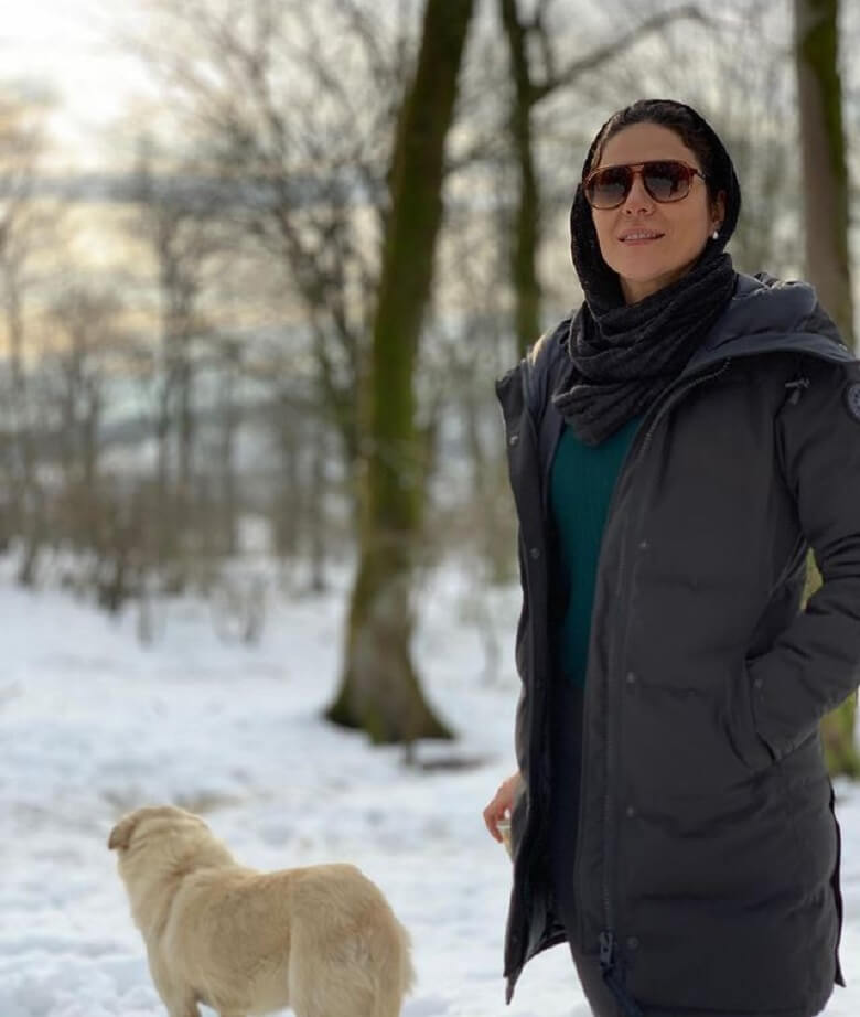 سحر دولتشاهی در میان برف‌ها عکس شیک انداخت.
