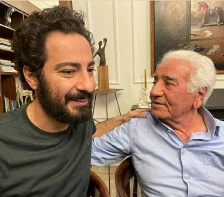 نوید محمدزاده پدرش را در آغوش کشیده است.