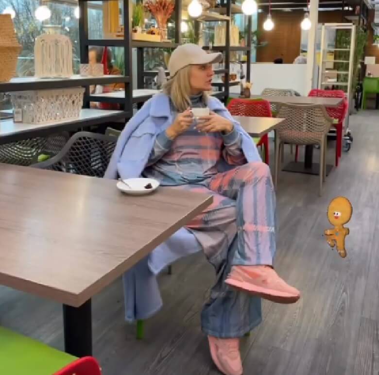 مهناز افشار با لباس خانگی کافه گردی می کند.